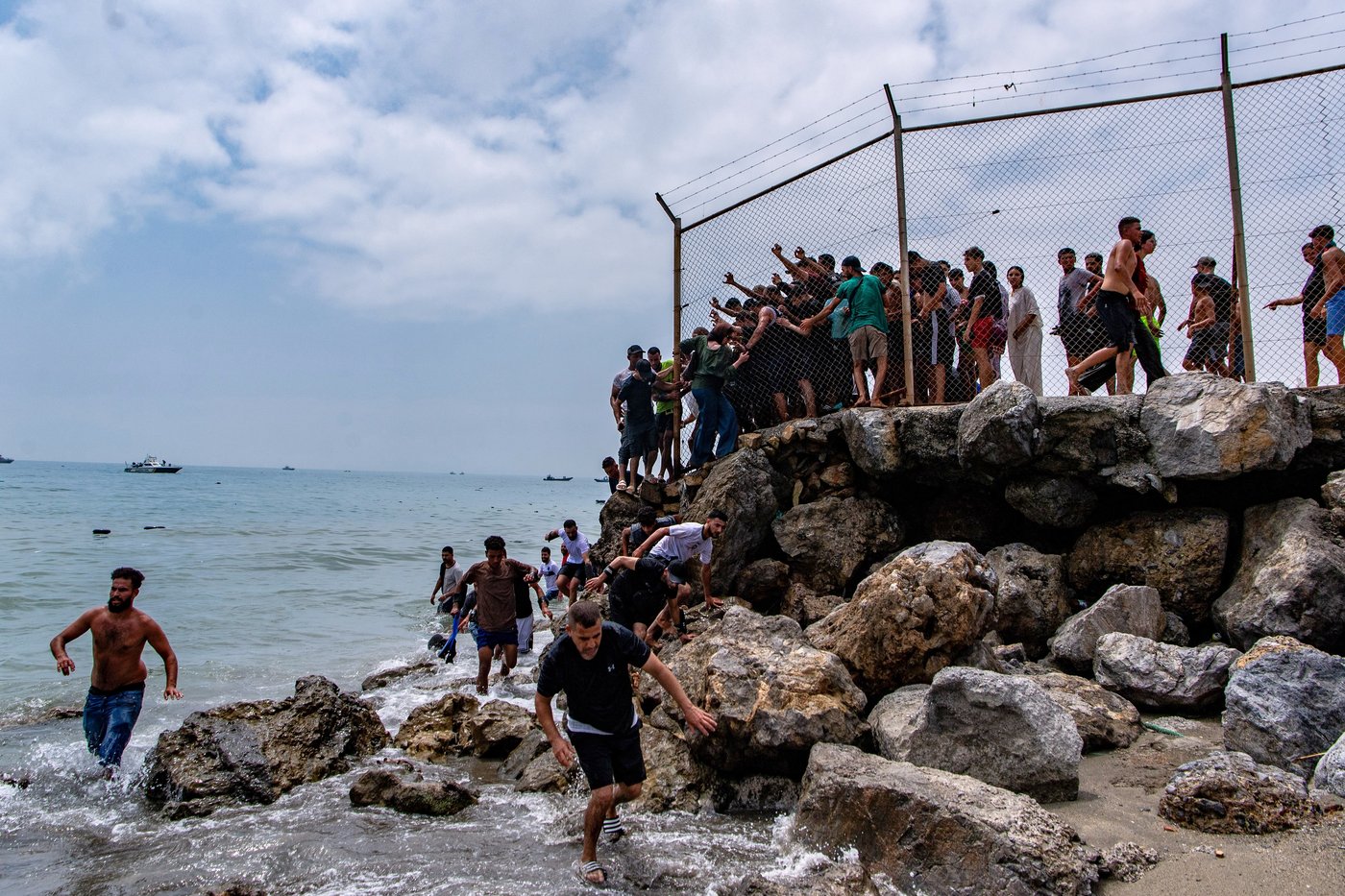 ‘Absolute chaos’ as thousands of people breach Morocco’s border with Spain's Ceuta | iNFOnews.ca ‘Absolute chaos’ as thousands of people breach Morocco’s border with Spain's Ceuta | iNFOnews.ca
