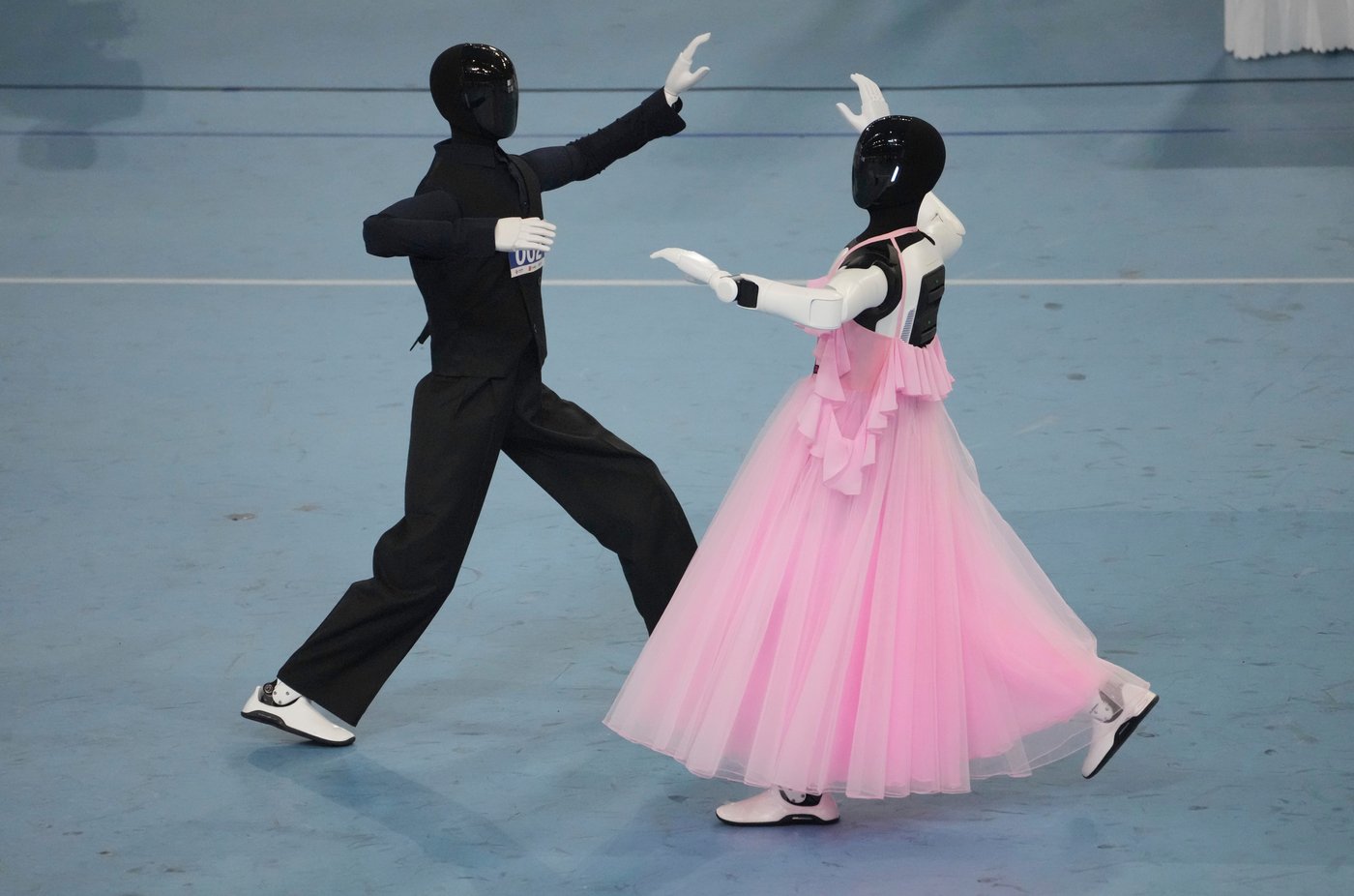 Humanoid robots sprint, play soccer and set records at Beijing games, in photos | iNFOnews.ca