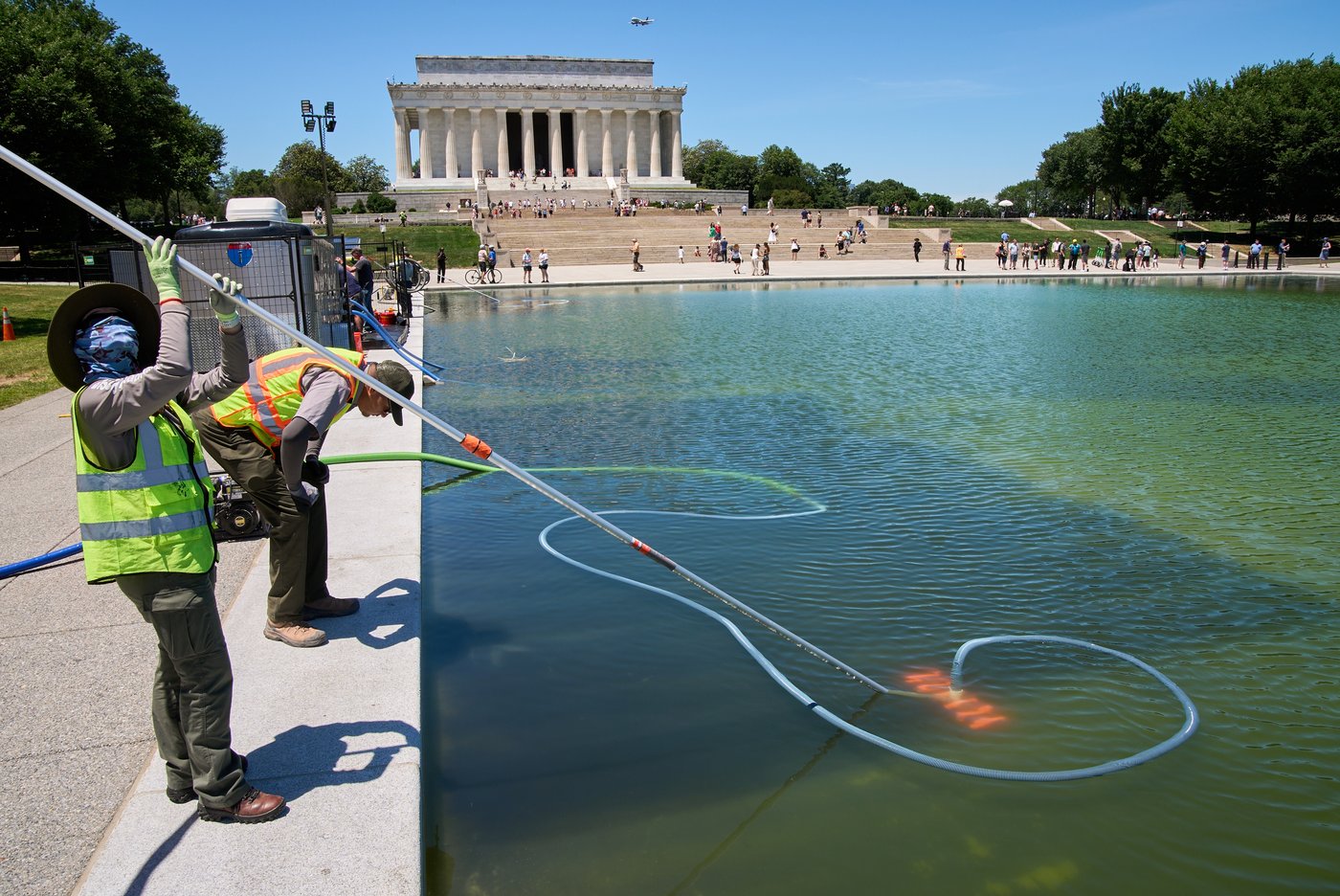 Trump administration uses hydrogen peroxide and tiny bubbles against algae in Reflecting Pool | iNFOnews.ca