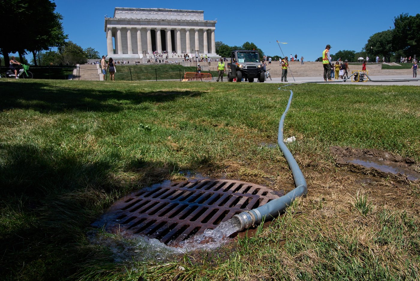 Trump administration uses hydrogen peroxide and tiny bubbles against algae in Reflecting Pool | iNFOnews.ca