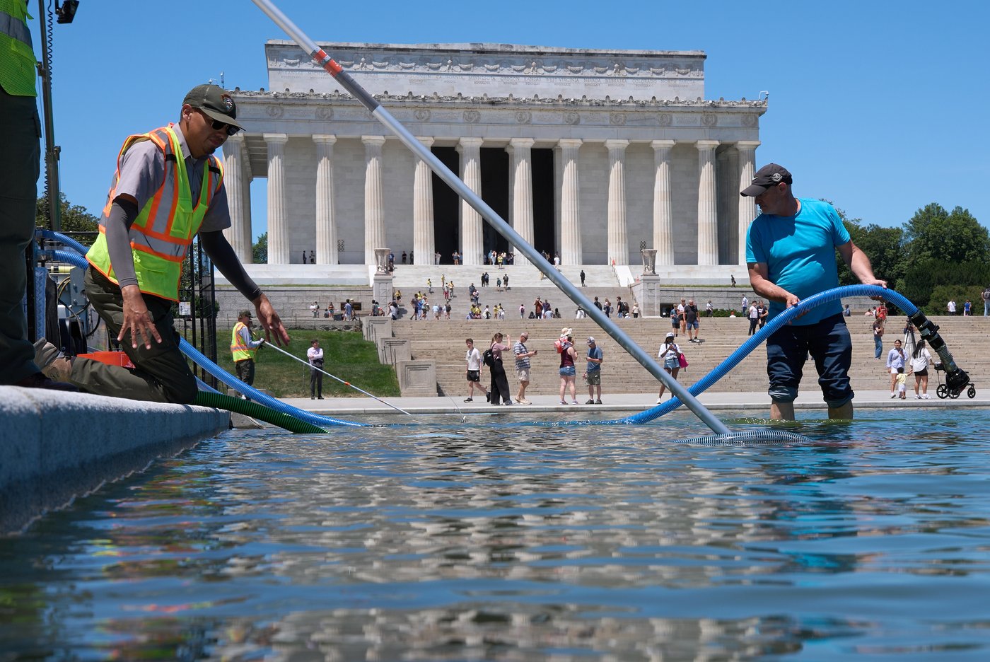 Trump administration uses hydrogen peroxide and tiny bubbles against algae in Reflecting Pool | iNFOnews.ca
