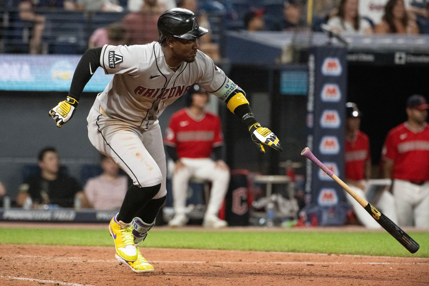 Diamondbacks SS Geraldo Perdomo leaves game after 4th inning with left knee soreness | iNFOnews.ca