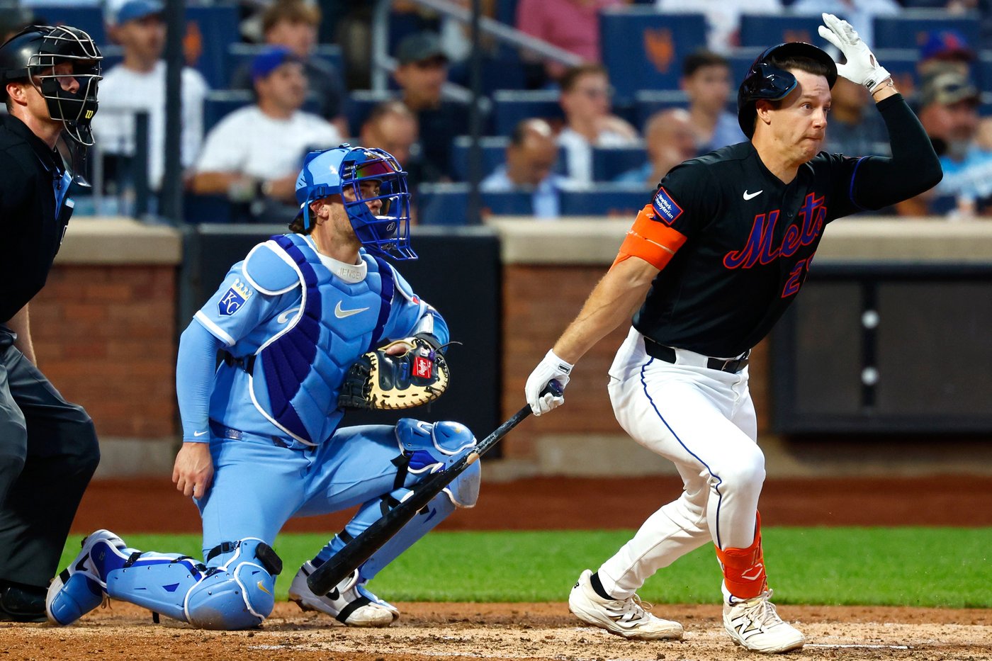 Jared Young hit by a pitch with the bases loaded, ignites a 5-run eighth as Mets beat Royals 6-2 | iNFOnews.ca