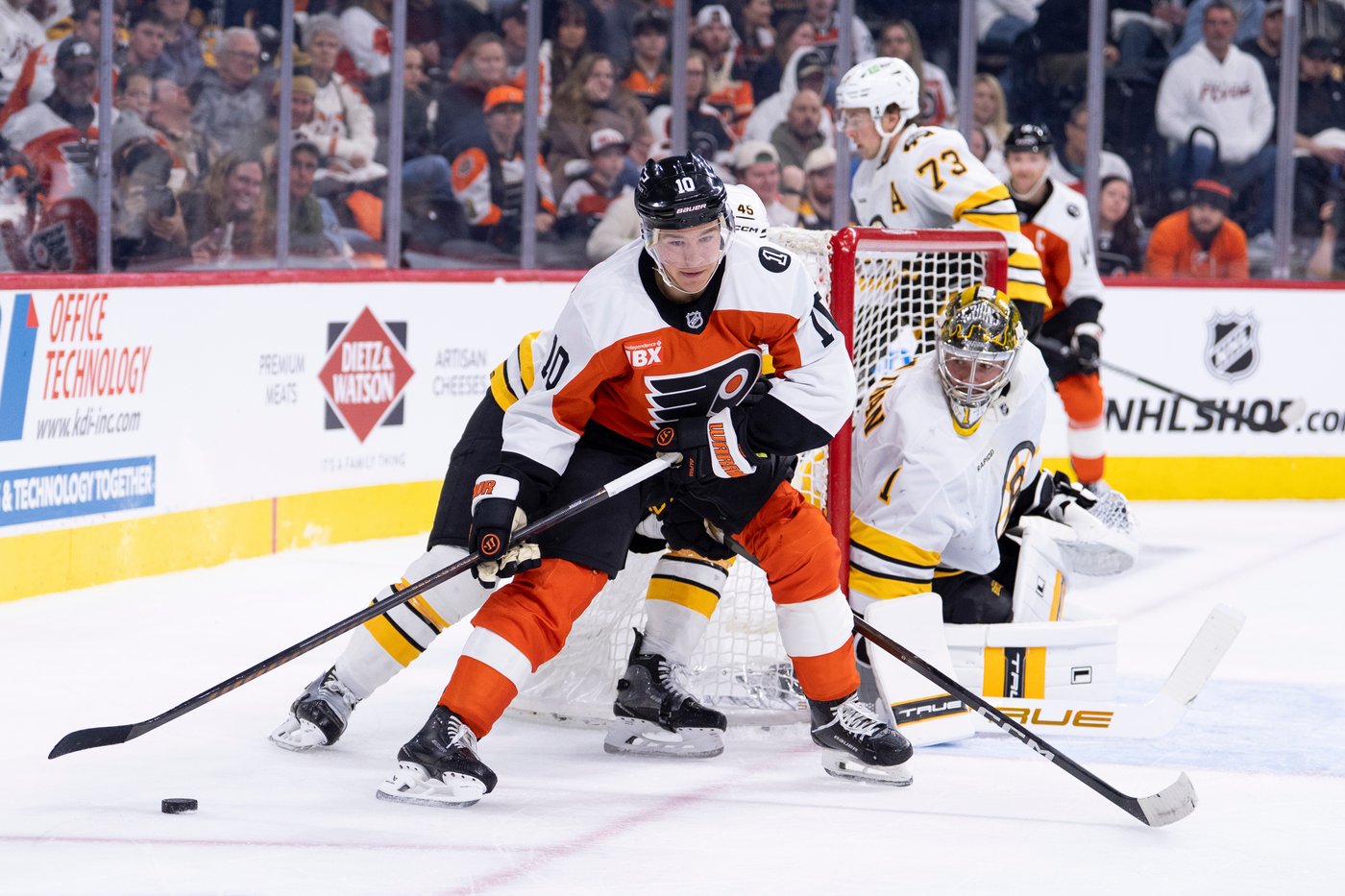 Travis Konecny, Dan Vladar lead Flyers past Bruins, 3-1 | iNFOnews.ca