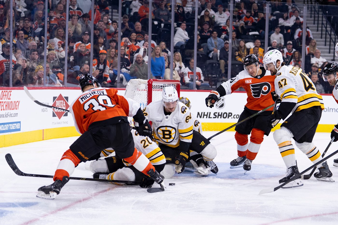 Travis Konecny, Dan Vladar lead Flyers past Bruins, 3-1 | iNFOnews.ca