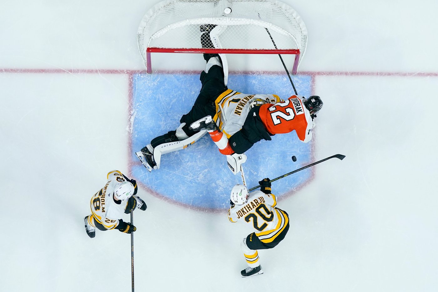 Travis Konecny, Dan Vladar lead Flyers past Bruins, 3-1 | iNFOnews.ca