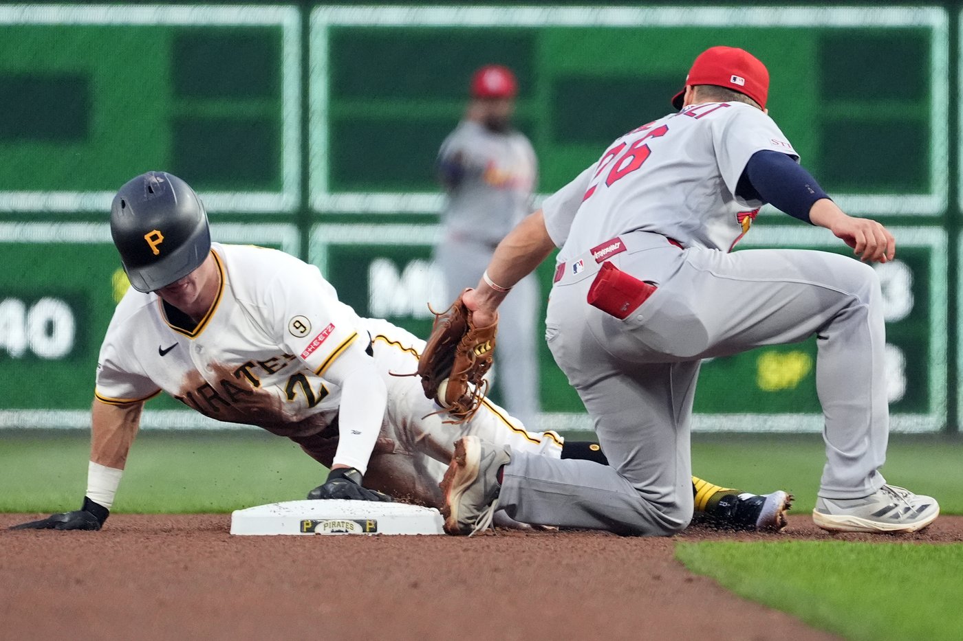 Cards get consecutive HRs, 2-run double in 9th and top Pirates 4-2 after being no-hit into 7th | iNFOnews.ca