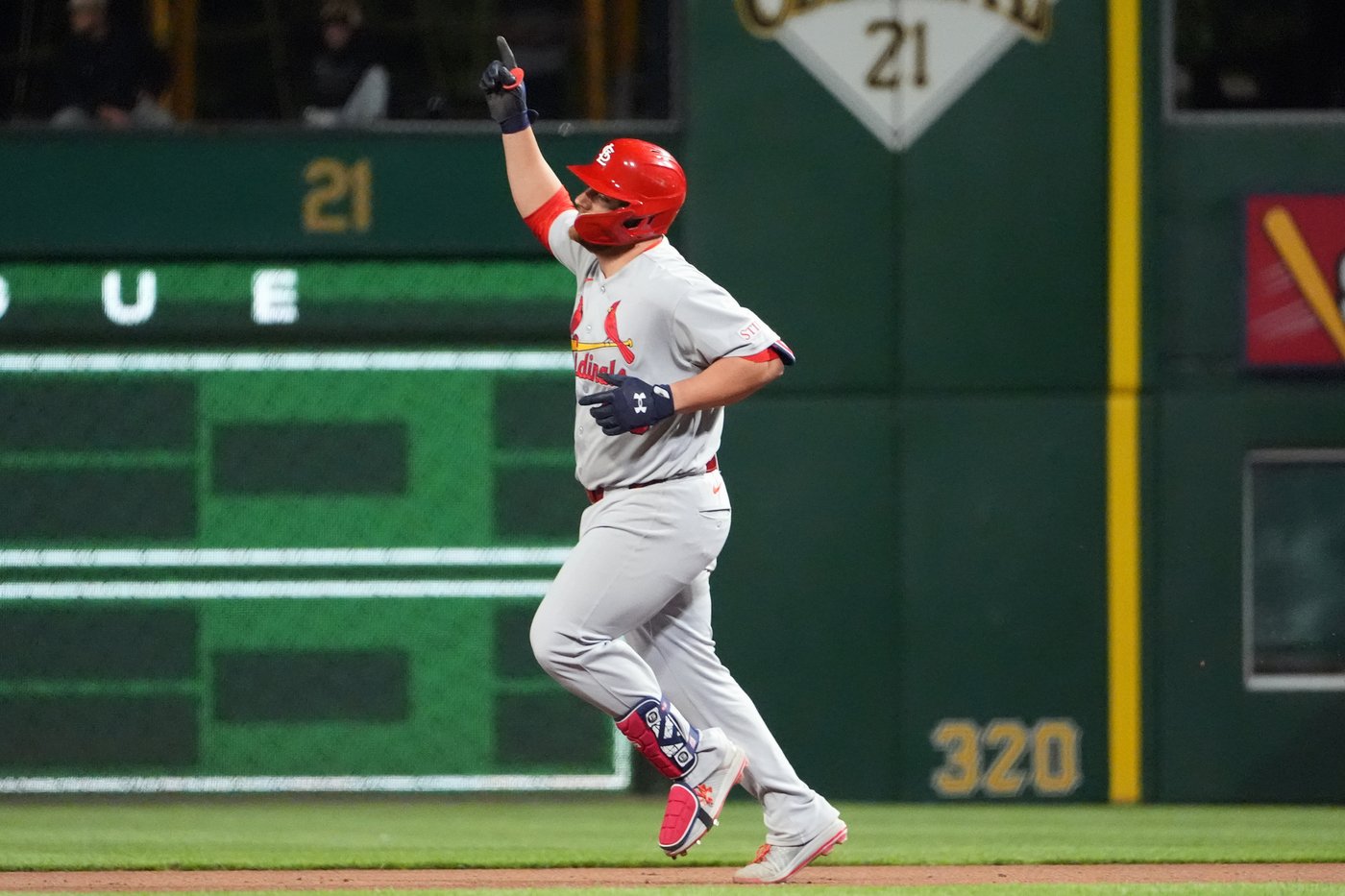 Cards get consecutive HRs, 2-run double in 9th and top Pirates 4-2 after being no-hit into 7th | iNFOnews.ca