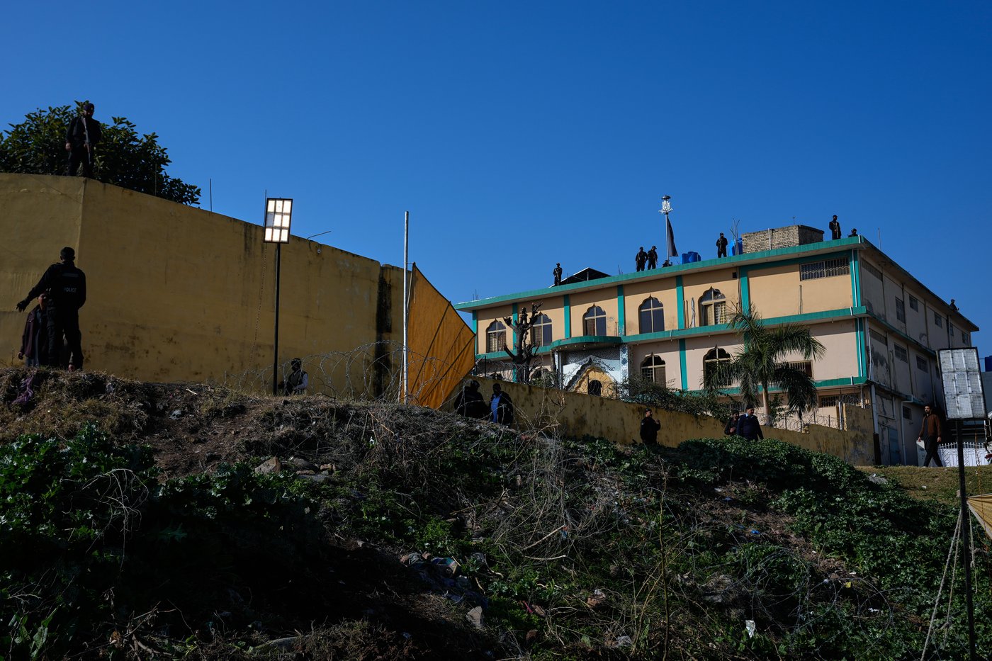 Pakistan arrests 4 suspects in mosque bombing that killed 31 in the capital | iNFOnews.ca