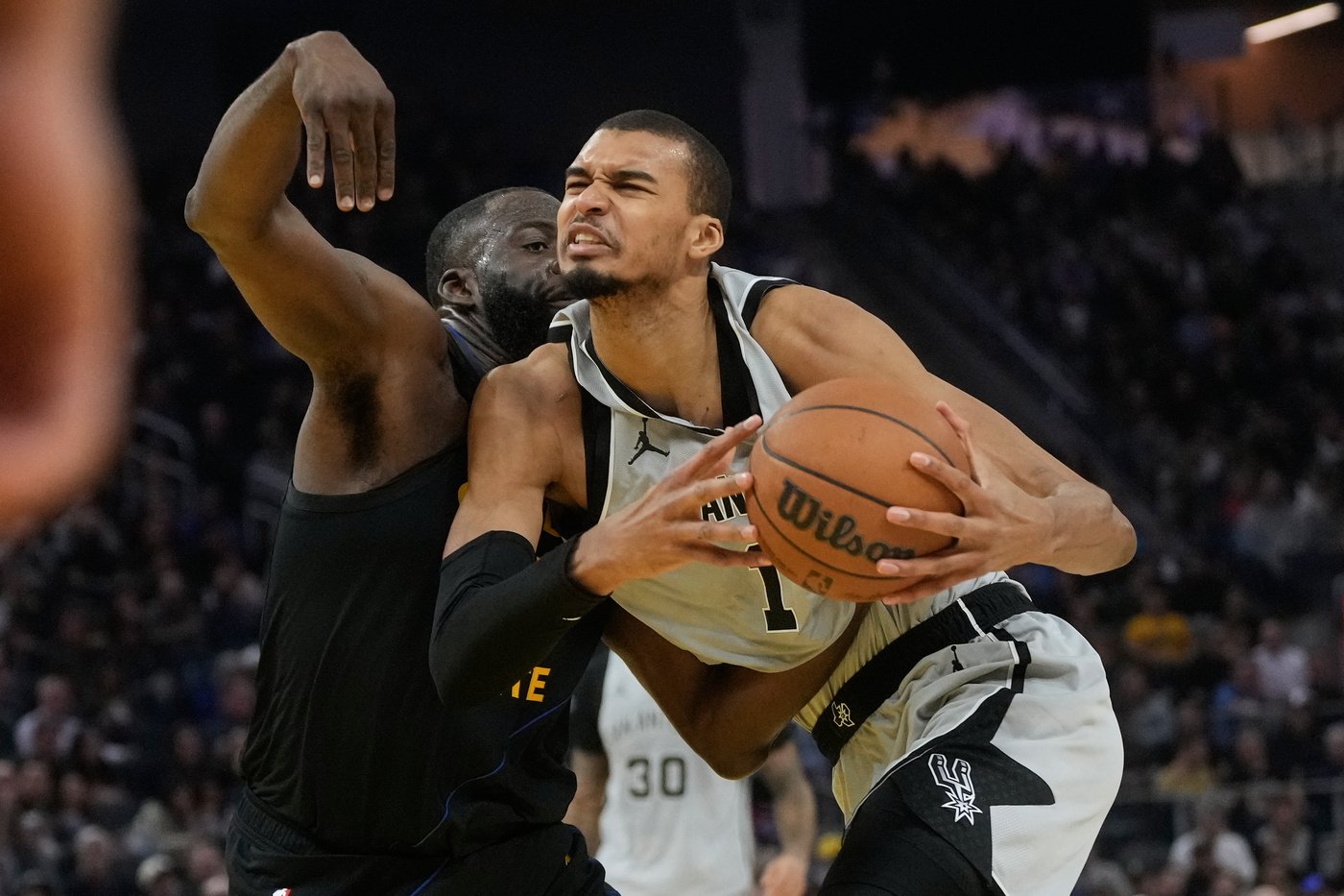 Fox and Wembanyama lead the Spurs past the Warriors 126-113 for their 6th straight win | iNFOnews.ca