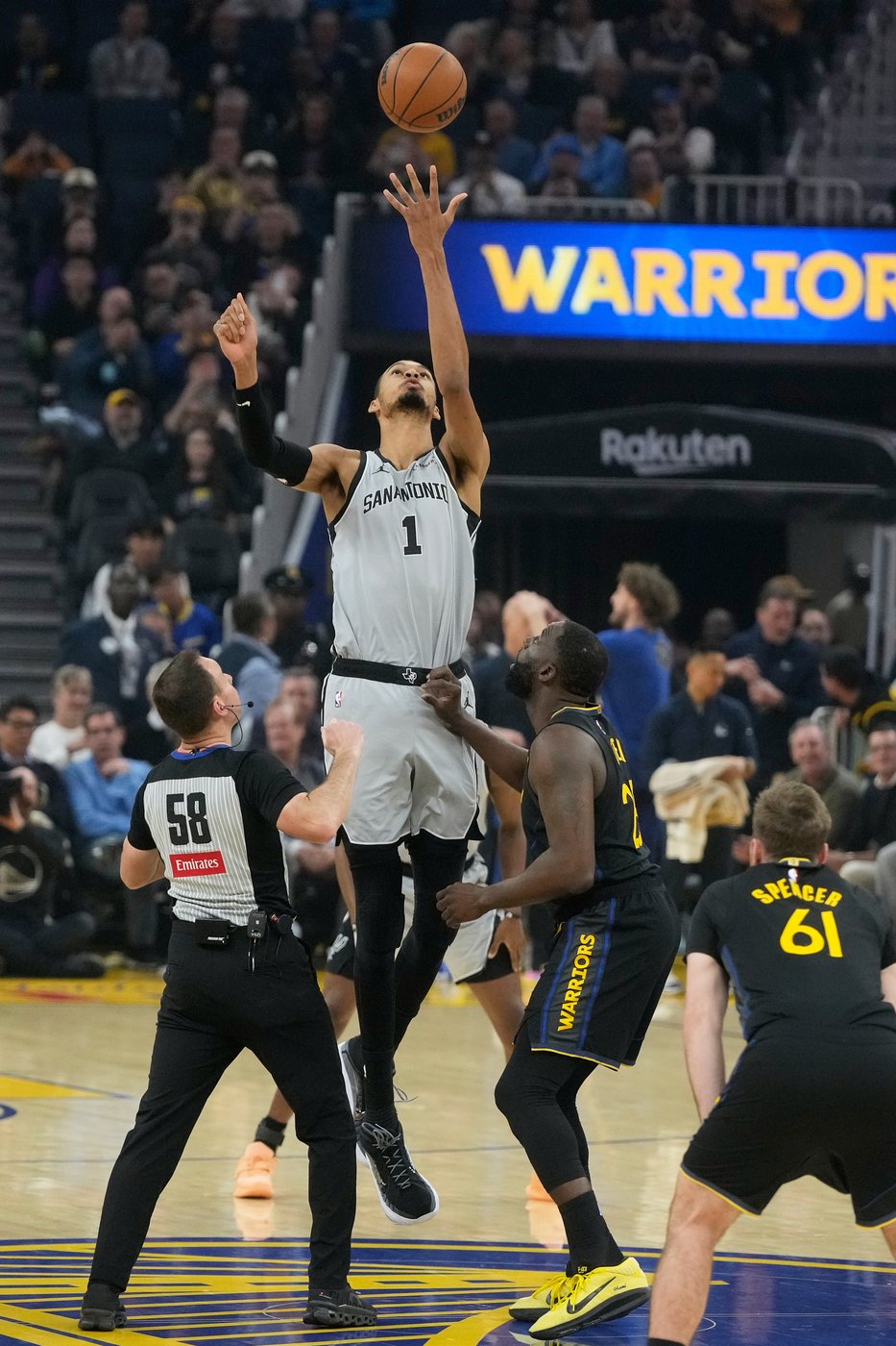 Fox and Wembanyama lead the Spurs past the Warriors 126-113 for their 6th straight win | iNFOnews.ca