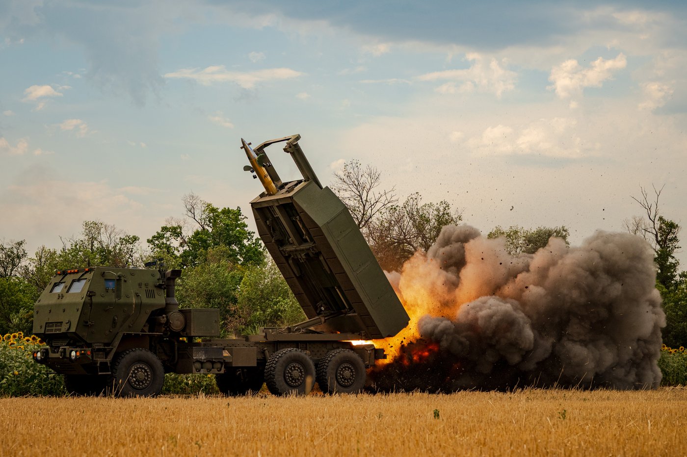 Ukrainian HIMARS crew fires and moves on as it tries to avoid detection, in photos | iNFOnews.ca