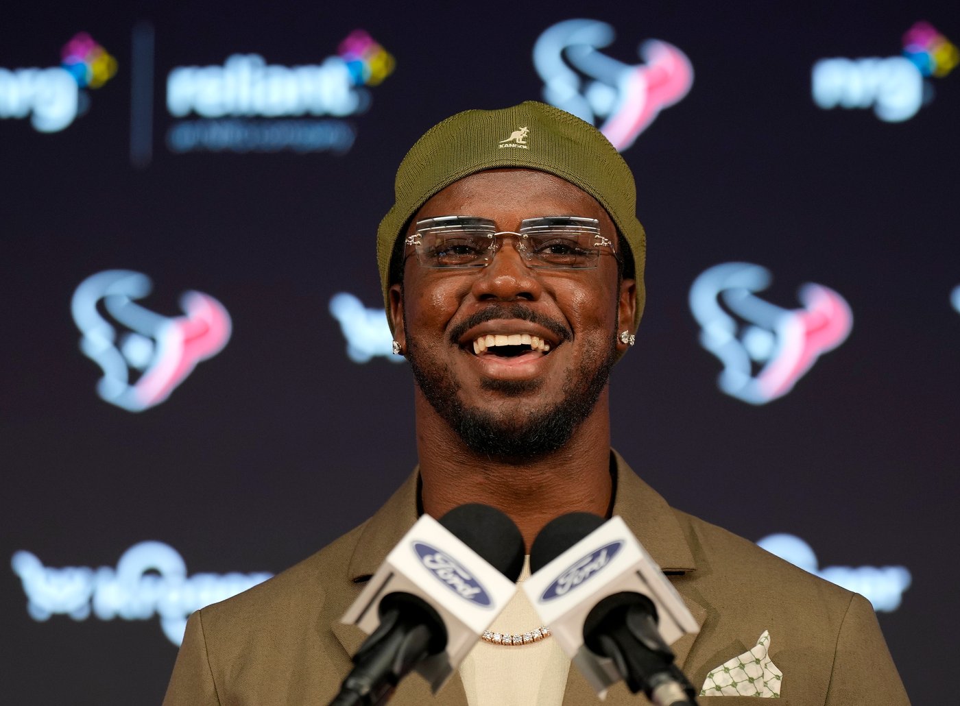 Texans sign Pro Bowl LB Azeez Al-Shaair to 3-year extension that'll keep him in Houston through 2029 | iNFOnews.ca