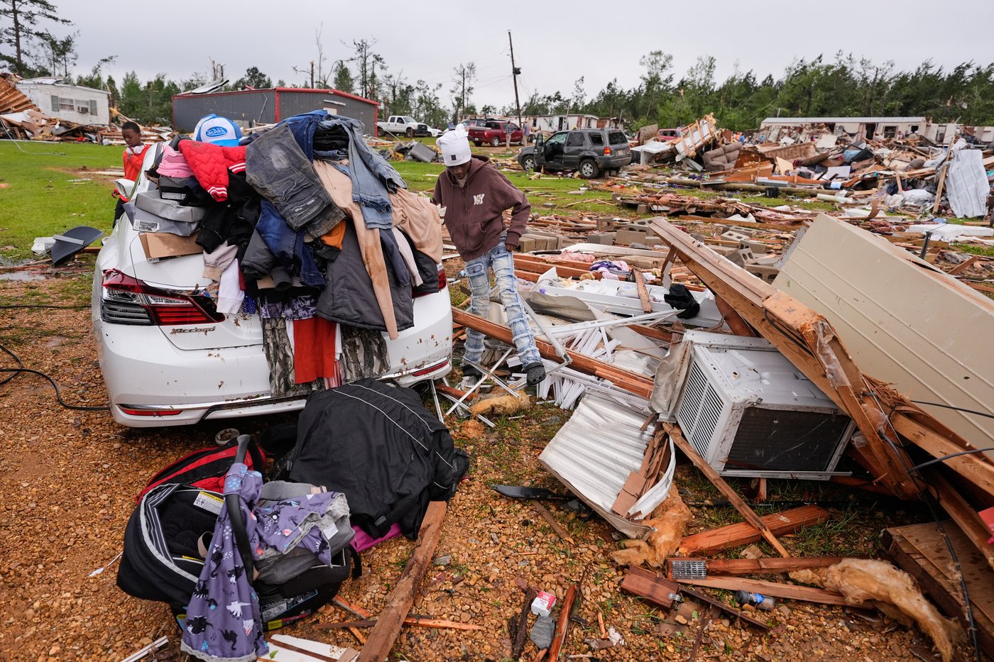 Survivors of Mississippi tornadoes crawled under furniture and held onto their kids | iNwheels