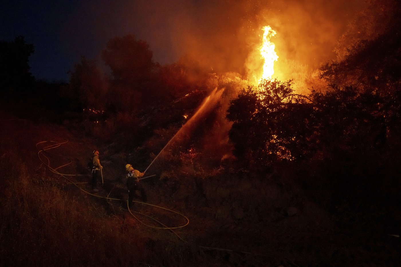 Photos show firefighters battling Southern California blaze | iNwheels