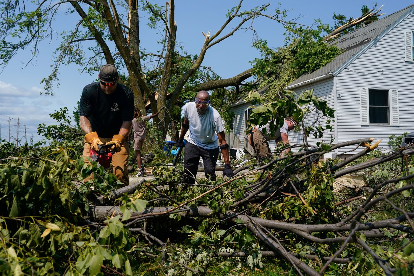 Twisted trees, crushed cars and shattered homes in Wisconsin, in photos | iNwheels