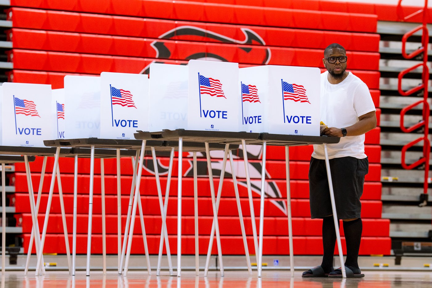 Michigan Democrats choose between 2 visions to seek a US Senate seat, in photos | iNFOnews.ca