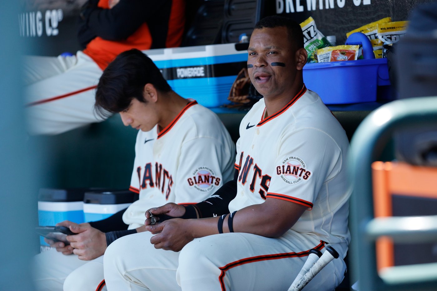 Ray dominant in relief as Giants complete 7-2 win over Braves in Game 1 of doubleheader | iNFOnews.ca