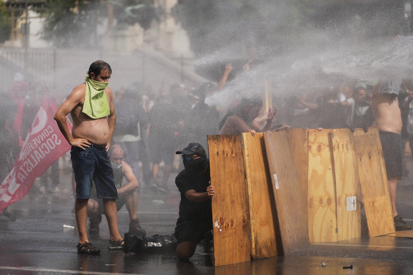 Argentine workers clash with police as senators debate labor reform, in photos | iNFOnews.ca