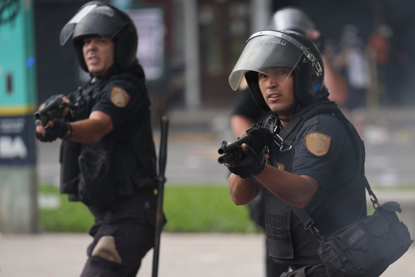 Argentine workers clash with police as senators debate labor reform, in photos | iNFOnews.ca