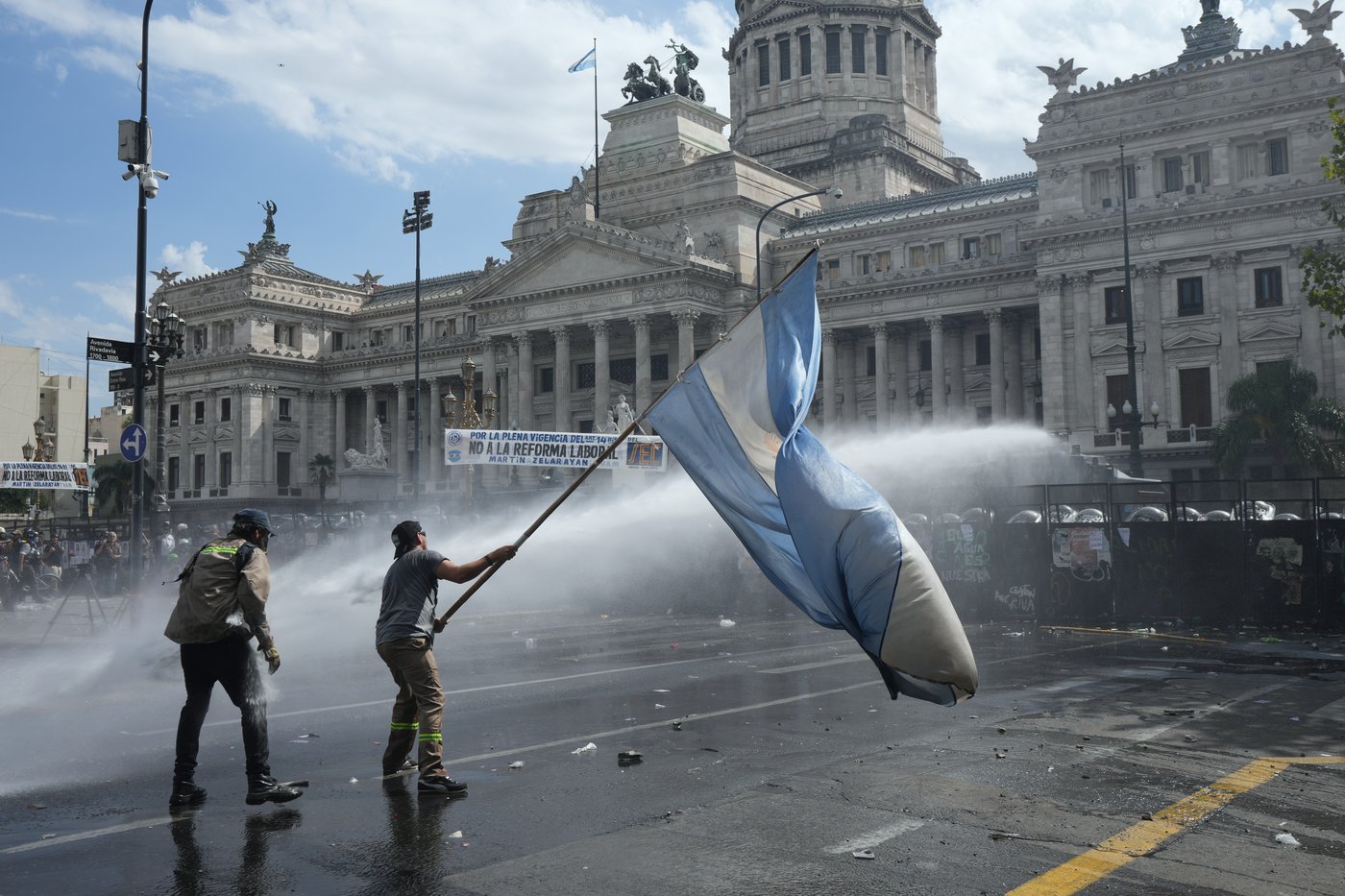 Argentine workers clash with police as senators debate labor reform, in photos | iNFOnews.ca