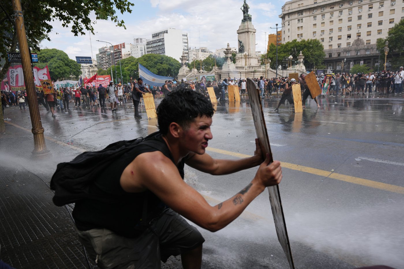 Argentine workers clash with police as senators debate labor reform, in photos | iNFOnews.ca