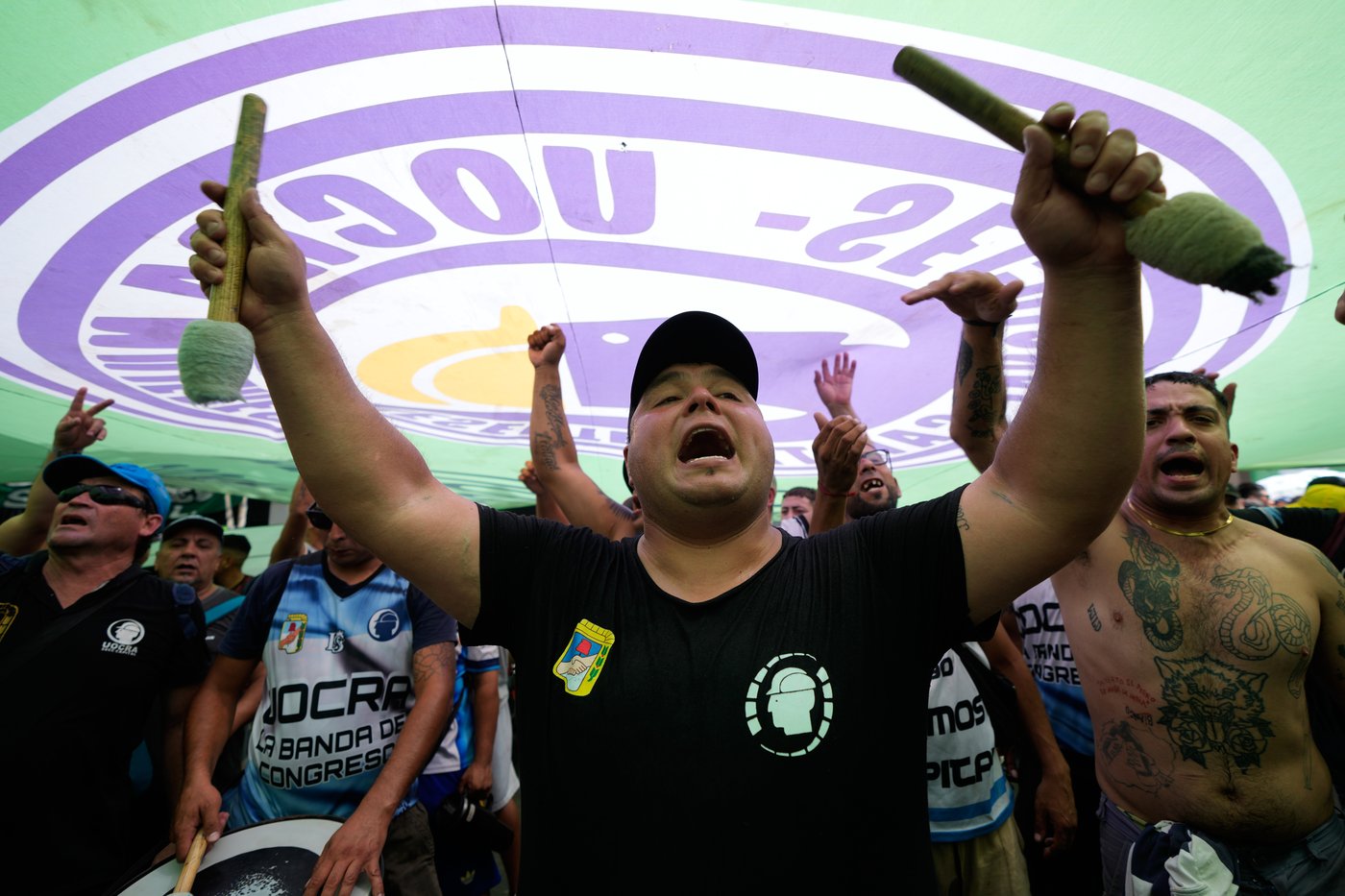 Argentine workers clash with police as senators debate labor reform, in photos | iNFOnews.ca