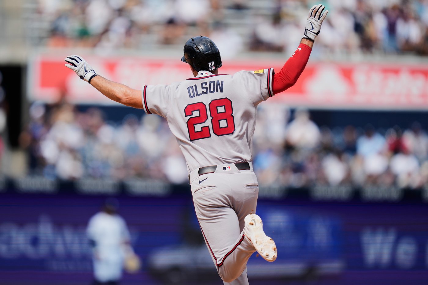 Michael Harris II hits tiebreaking single in 10th inning as Braves edge Yankees 2-1 | iNFOnews.ca