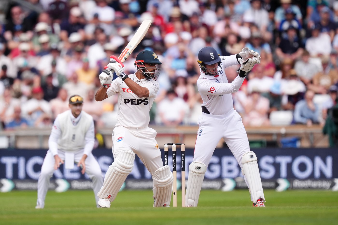 England thrashes Pakistan by an innings and 103 runs in first test at Headingley | iNFOnews.ca