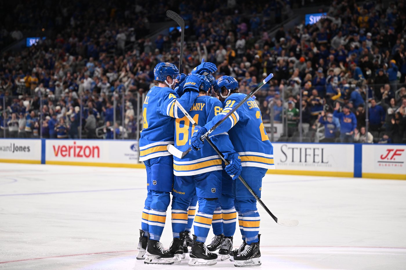 Holloway, Binnington lead Blues to 5-1 win over Maple Leafs | iNFOnews.ca Holloway, Binnington lead Blues to 5-1 win over Maple Leafs | iNFOnews.ca
