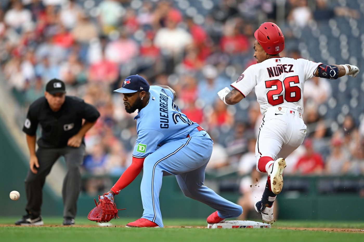 Blue Jays slugger Vladimir Guerrero Jr. leaves game with right hamstring tightness | iNFOnews.ca