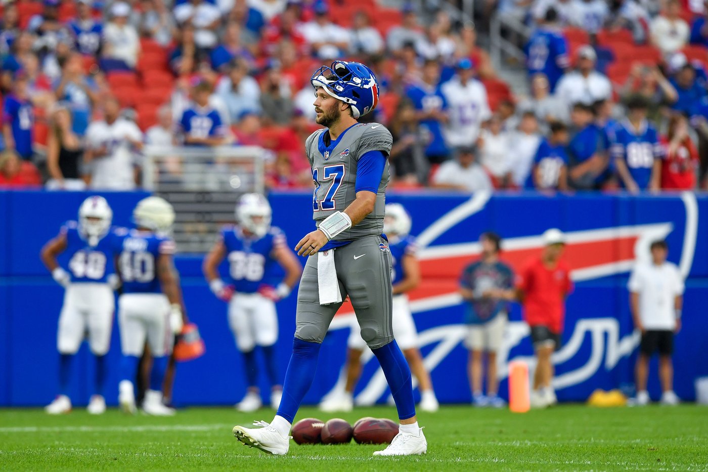 Bills coach Joe Brady enjoys father-son moment before team holds first practice in new stadium | iNFOnews.ca