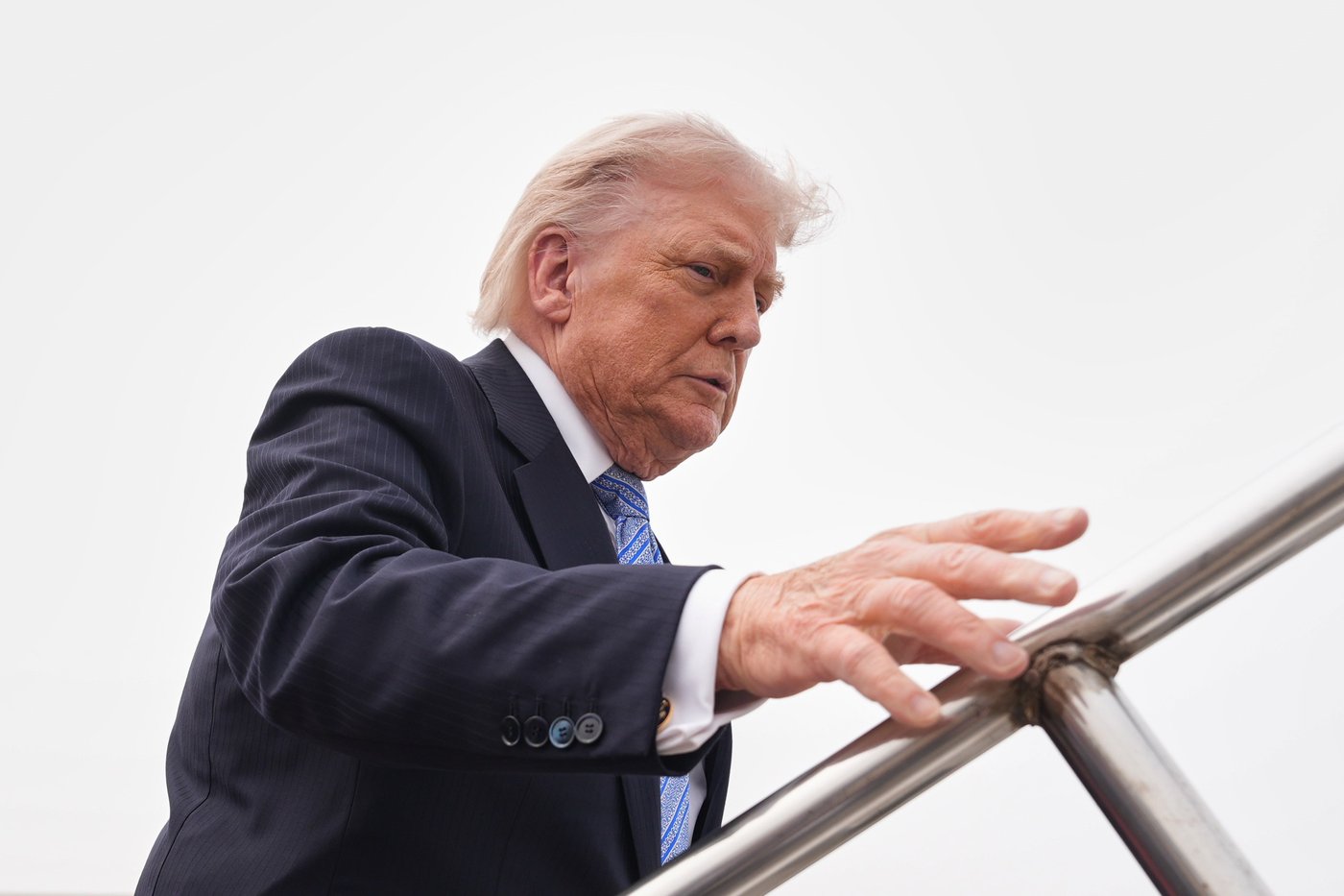 Trump wraps up 3-hour medical visit to Walter Reed and declares 'Everything checked out PERFECTLY' | iNFOnews.ca