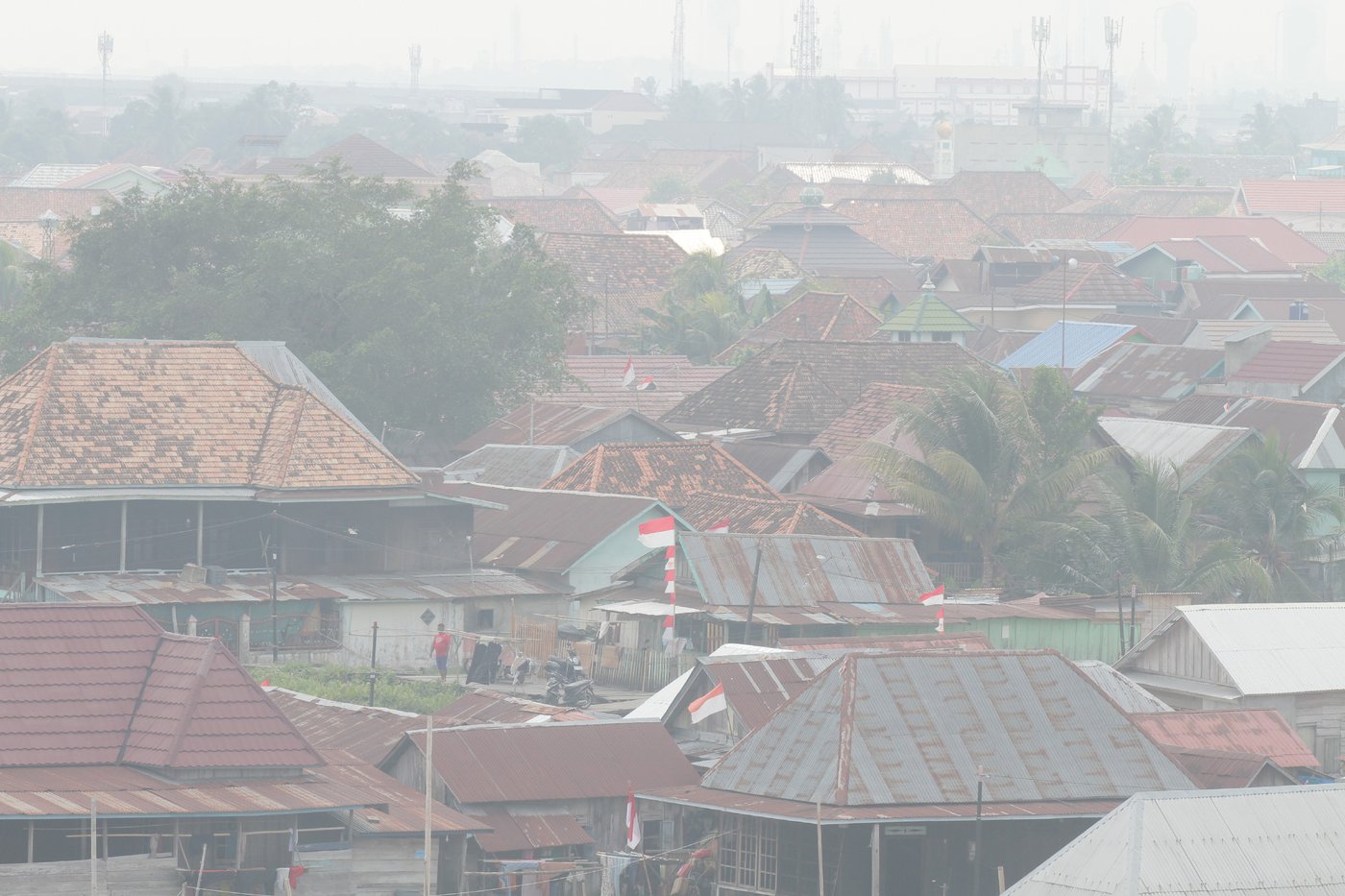Indonesians brave choking smoke to pray for rain as country battles wildfires | iNFOnews.ca