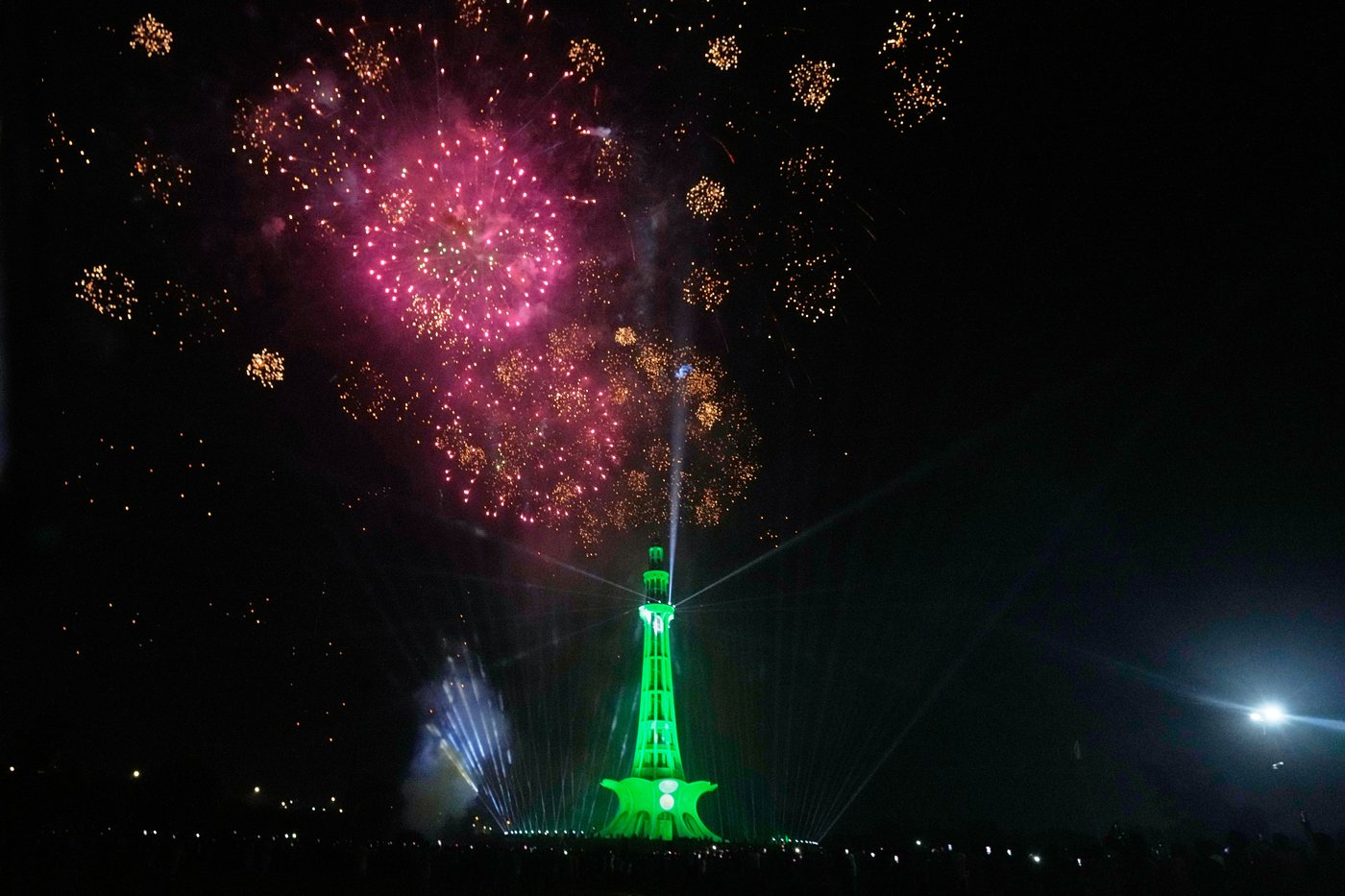 Fireworks light skies over Pakistan’s capital as crowds celebrate Independence Day | iNFOnews.ca Fireworks light skies over Pakistan’s capital as crowds celebrate Independence Day | iNFOnews.ca