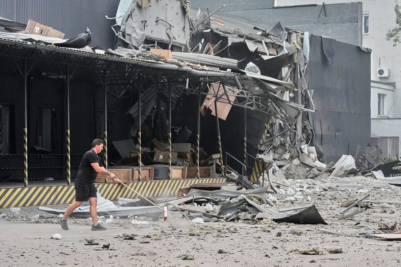 Photos show Russian attack on a warehouse in Kyiv | iNFOnews.ca