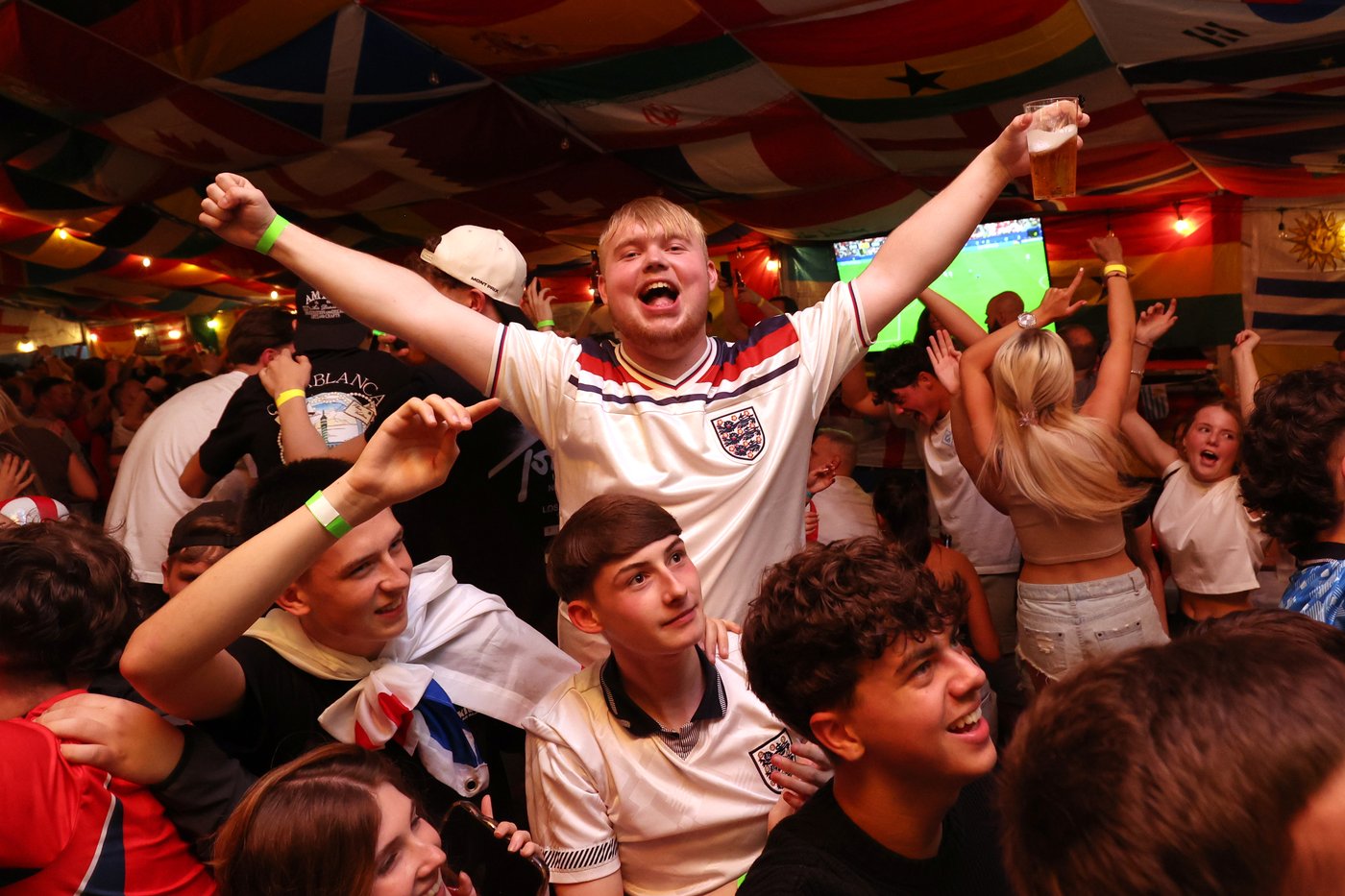 Pubs in England can stay open until 5 a.m. on Monday to show Mexico game at World Cup | iNFOnews.ca