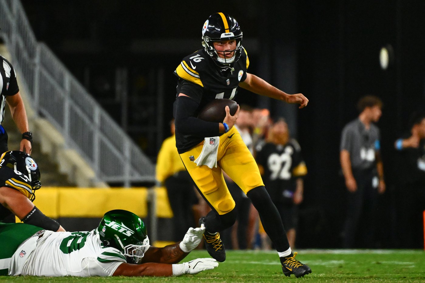 Geno Smith throws a touchdown pass during his 1-drive cameo as Jets top Steelers 17-0 | iNFOnews.ca