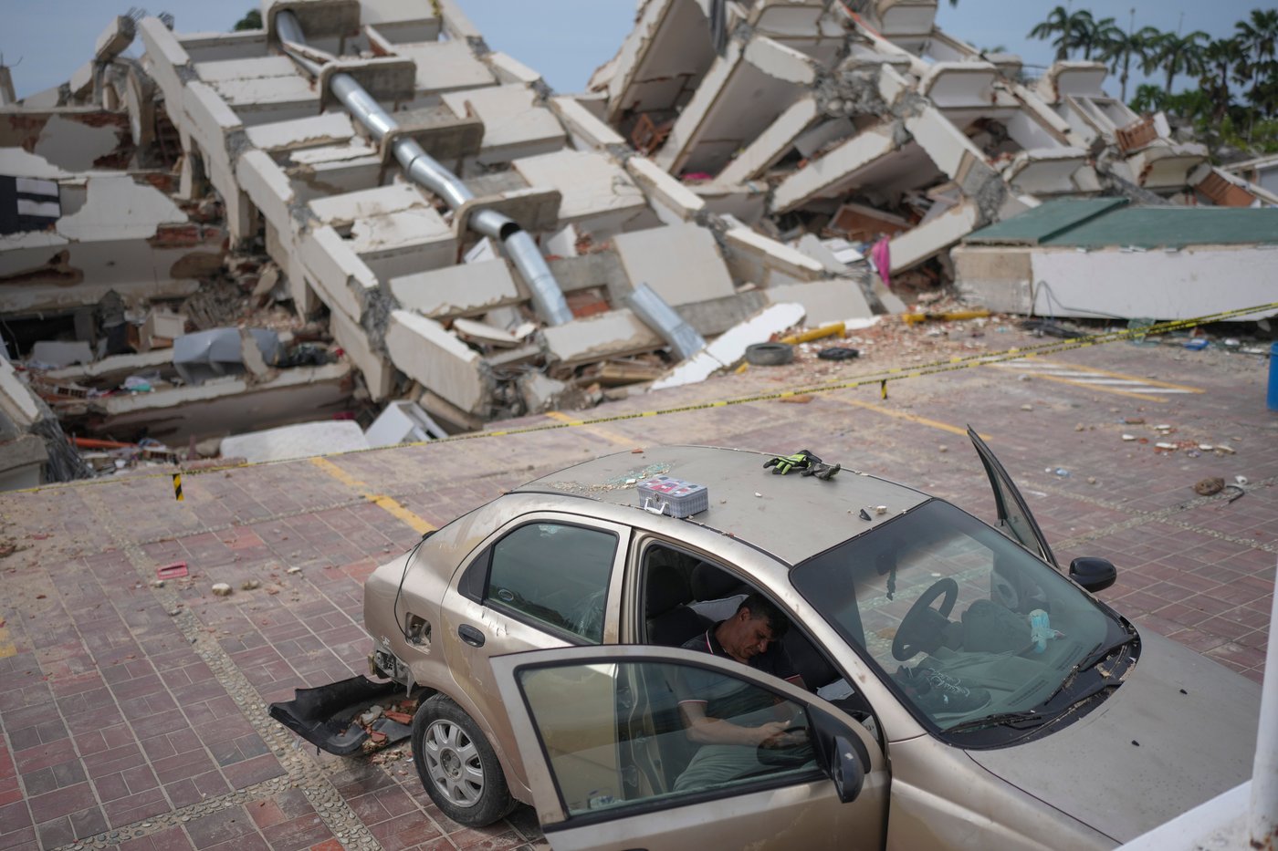 Yacht owners and public housing residents once shared Venezuela's coast. Now they share its ruin | iNhome