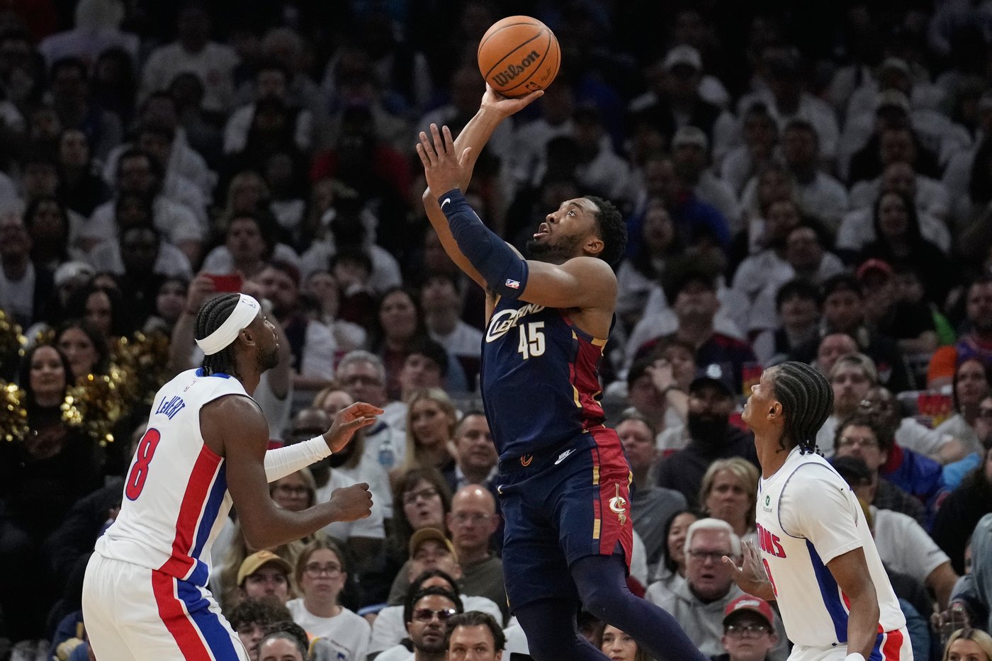 From 4 points to tying a playoff record with a 39-point half, Donovan Mitchell flips Game 4 for Cavs | iNFOnews.ca