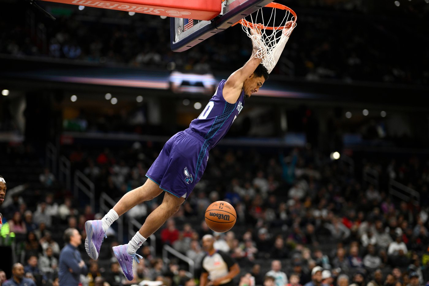 LaMelo Ball hits career-high 10 3s, scores 37 points to help Hornets rout Wizards | iNFOnews.ca