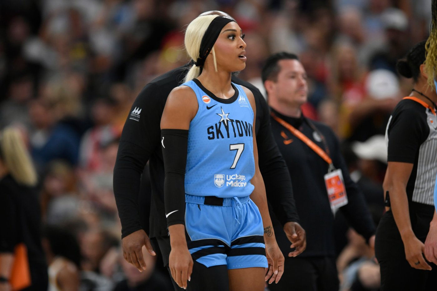 Chicago’s DiJonai Carrington ejected for foul on Fever's Cunningham and posts 'white privilege' | iNFOnews.ca