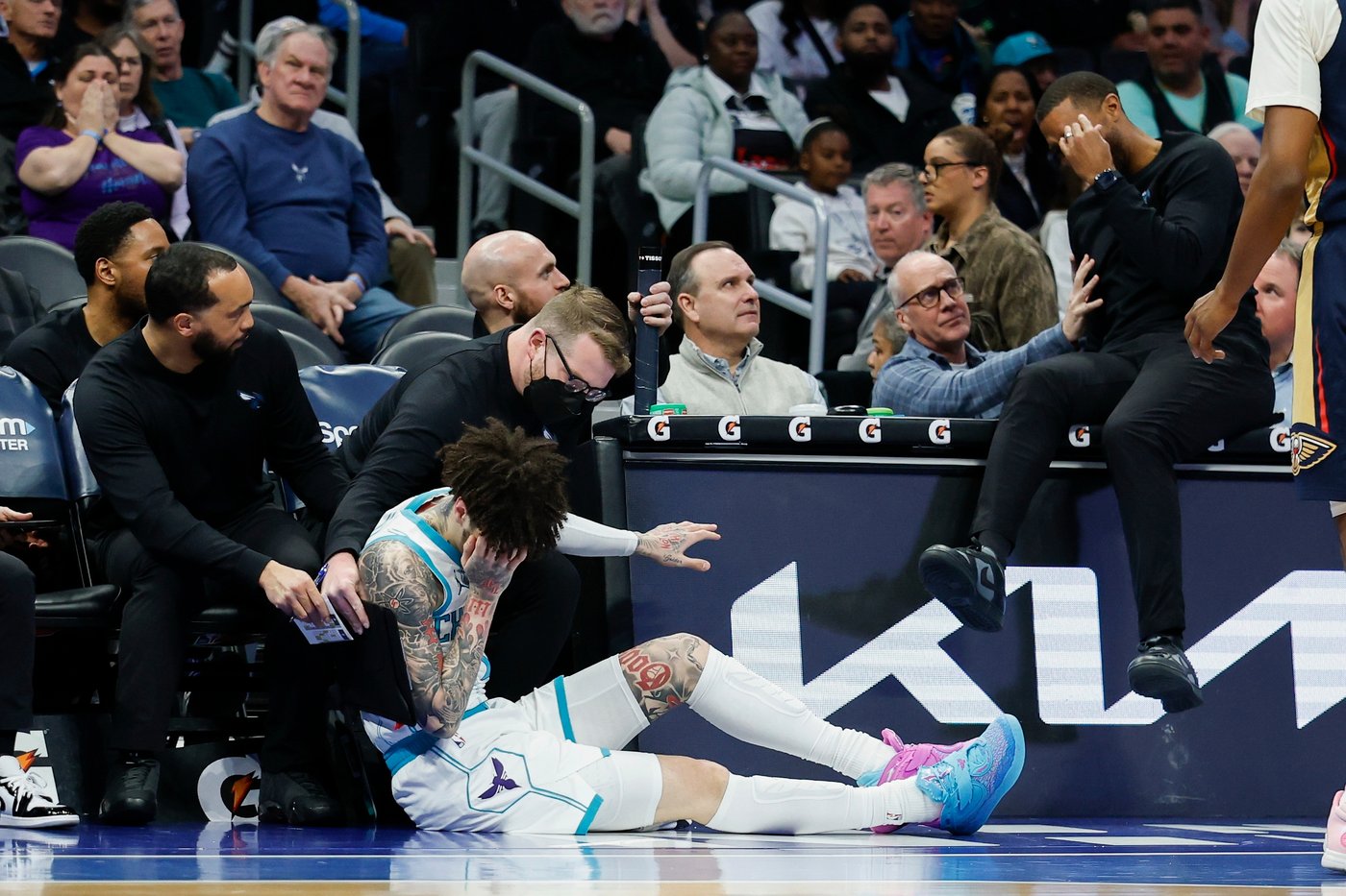 Hornets coach left feeling 'foolish' after collision leaves LaMelo Ball with a gash above his eye | iNFOnews.ca Hornets coach left feeling 'foolish' after collision leaves LaMelo Ball with a gash above his eye | iNFOnews.ca