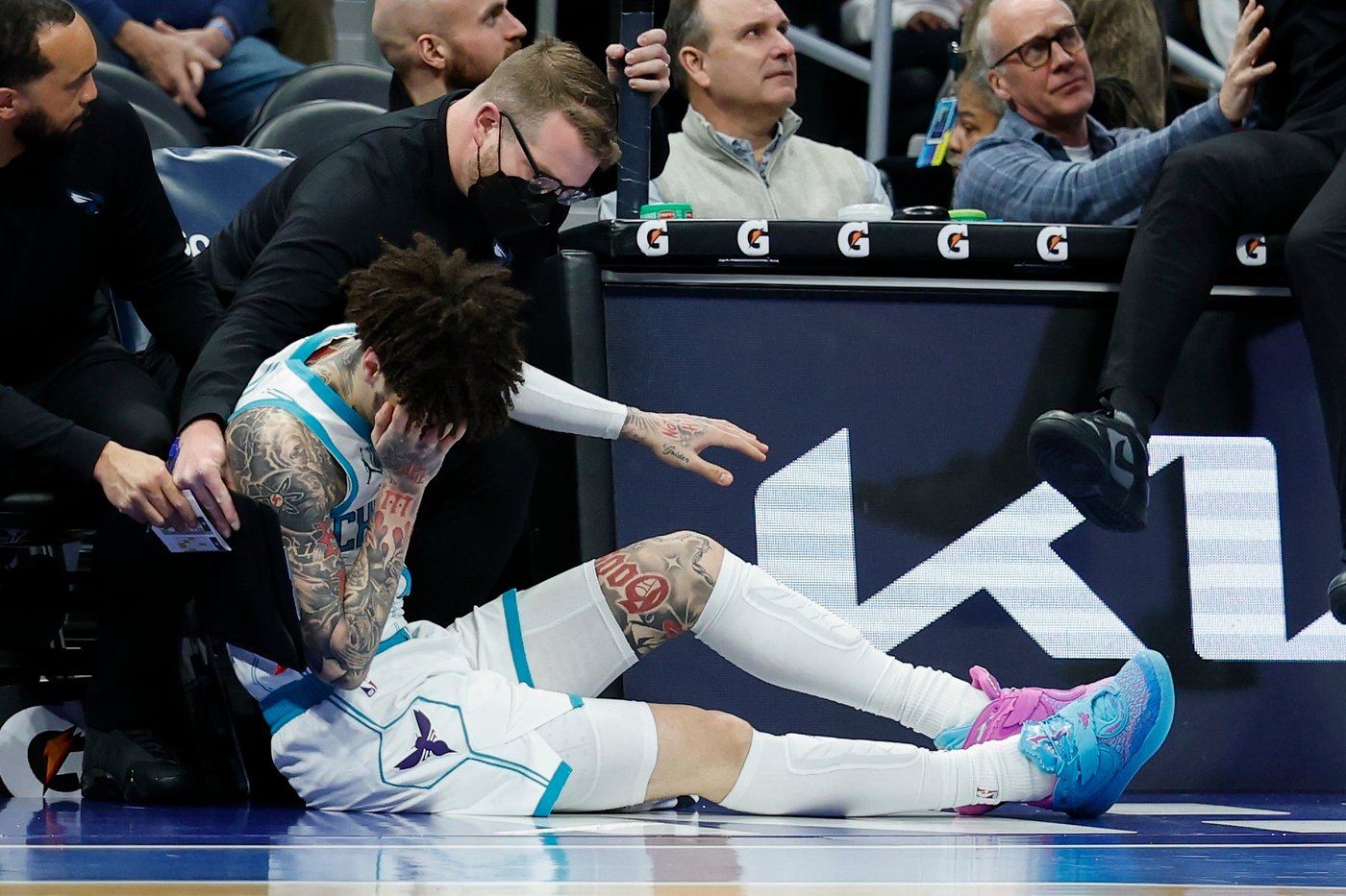 Hornets coach left feeling 'foolish' after collision leaves LaMelo Ball with a gash above his eye | iNFOnews.ca Hornets coach left feeling 'foolish' after collision leaves LaMelo Ball with a gash above his eye | iNFOnews.ca
