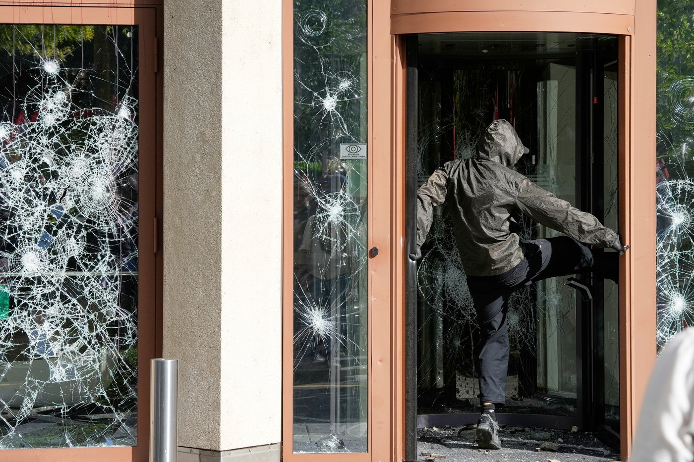 Protesters in Geneva clash with police ahead of the G7 summit in nearby France | iNFOnews.ca