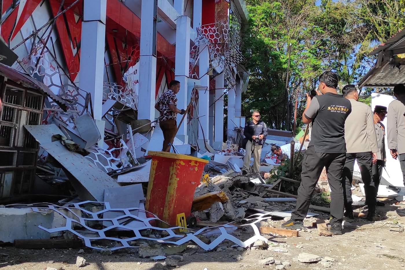 Earthquake off Indonesia topples buildings, kills 1 person and sets off small tsunami | iNFOnews.ca