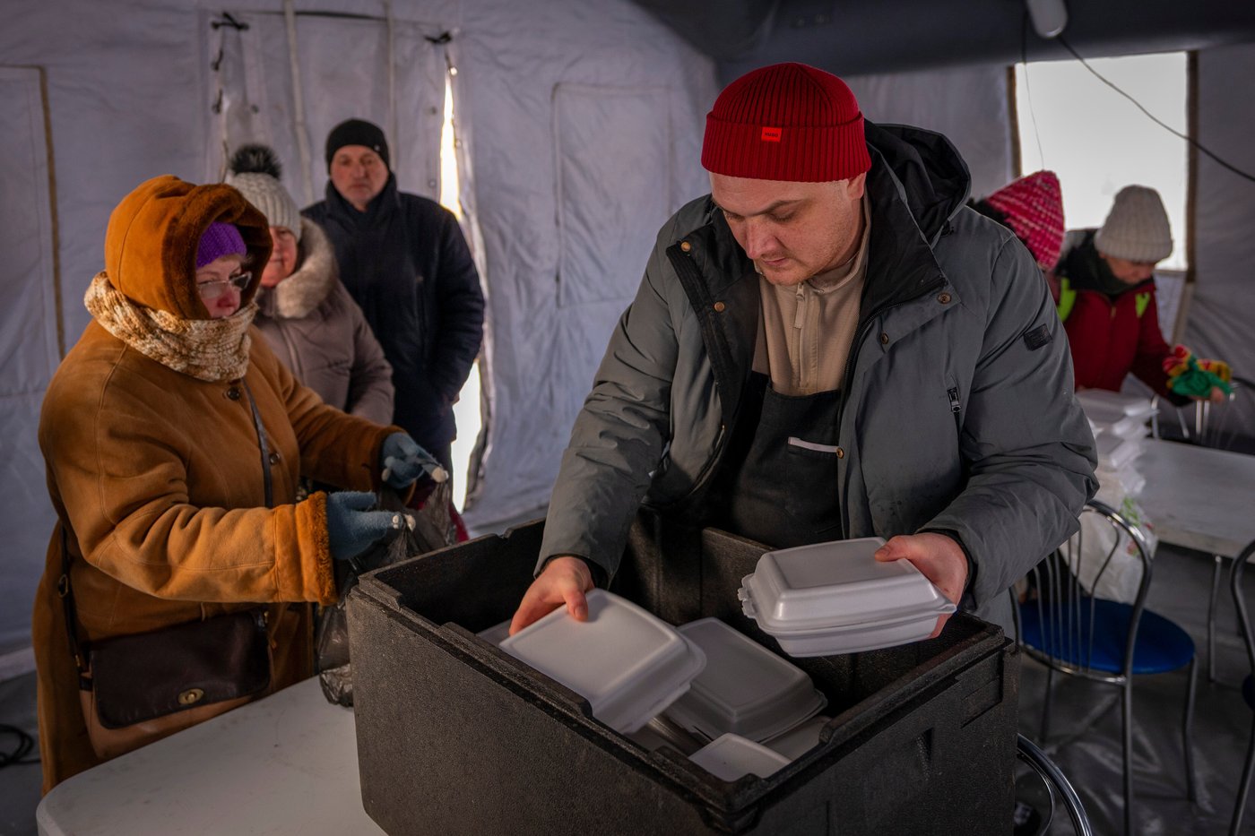 Photos show Ukrainians enduring a frigid winter after Russian strikes knocked out power | iNFOnews.ca