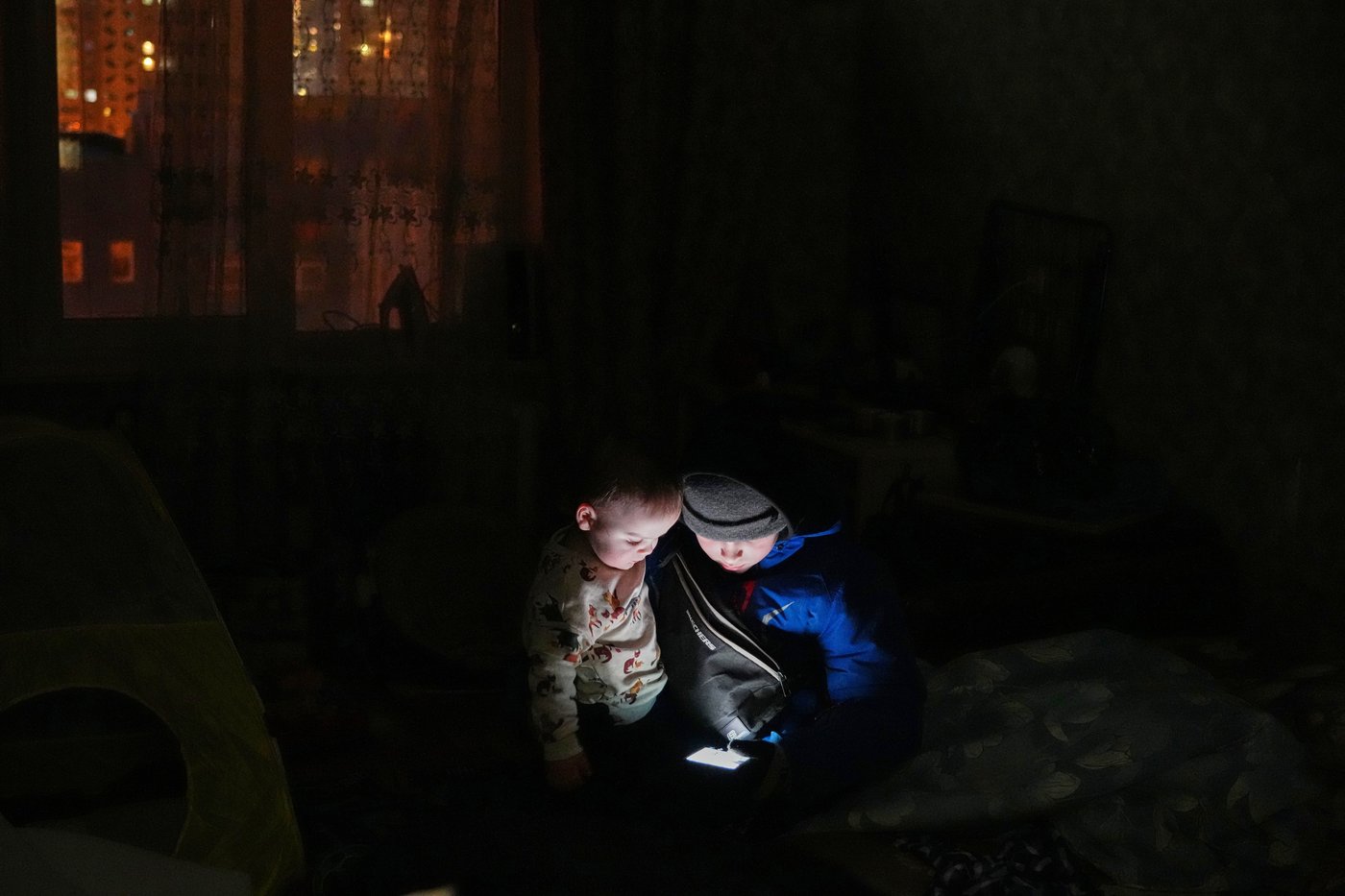 Photos show Ukrainians enduring a frigid winter after Russian strikes knocked out power | iNFOnews.ca
