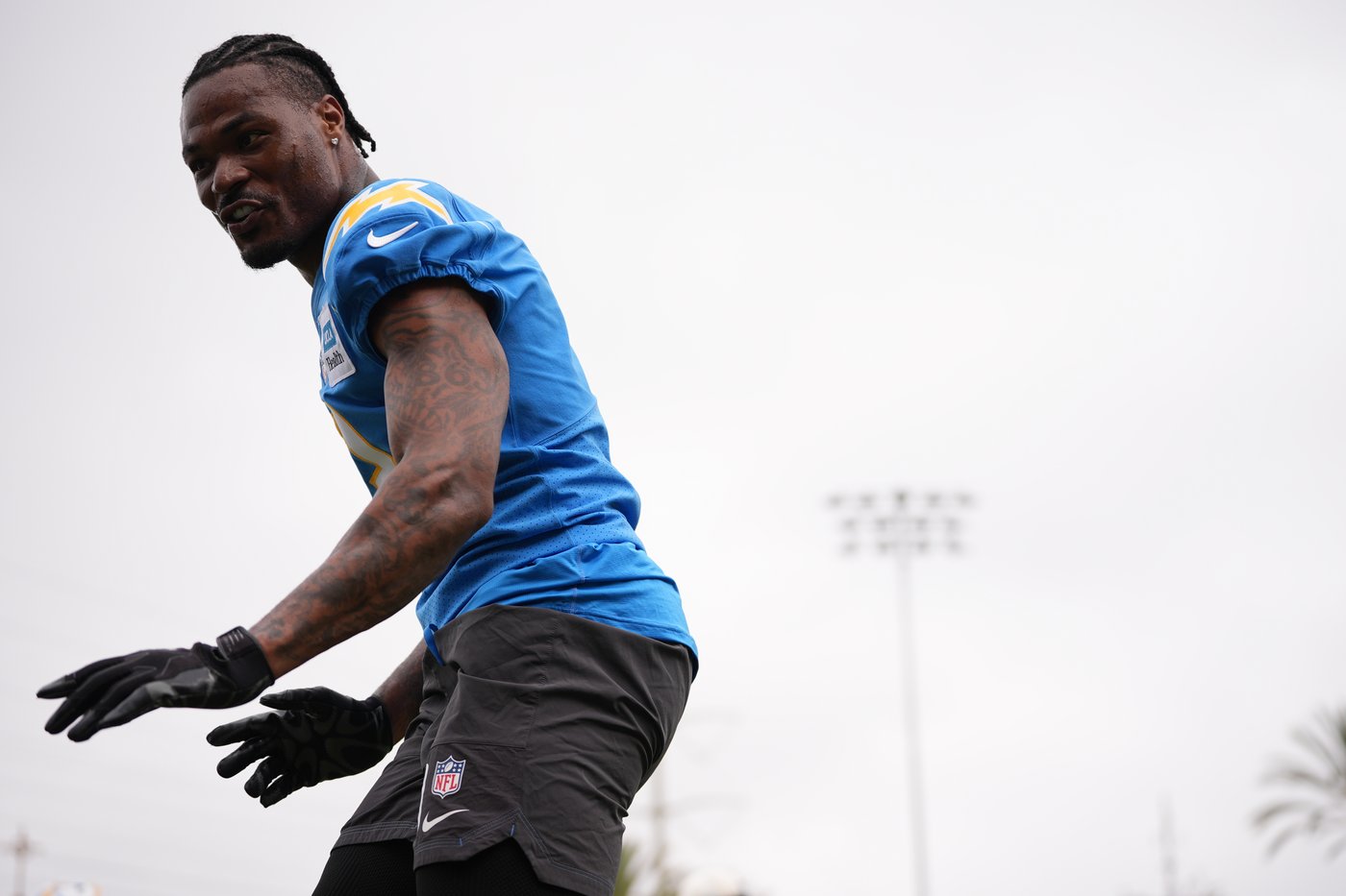 New offensive coordinator Mike McDaniel brings a different vibe to Chargers on and off field | iNFOnews.ca