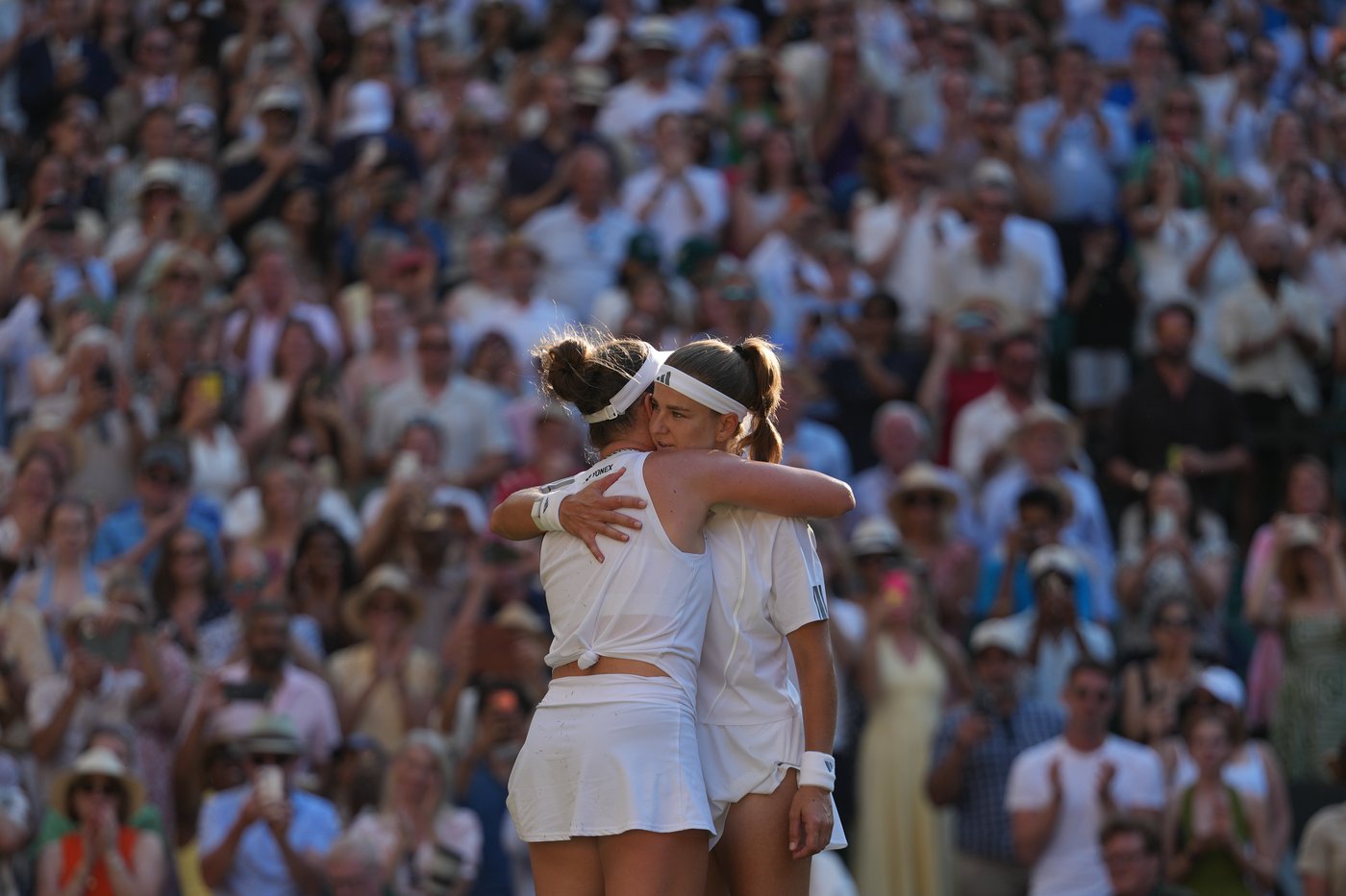 Noskova's glimpse of Wimbledon trophies on bathroom break helped her regroup to claim 1st Grand Slam | iNFOnews.ca Noskova's glimpse of Wimbledon trophies on bathroom break helped her regroup to claim 1st Grand Slam | iNFOnews.ca